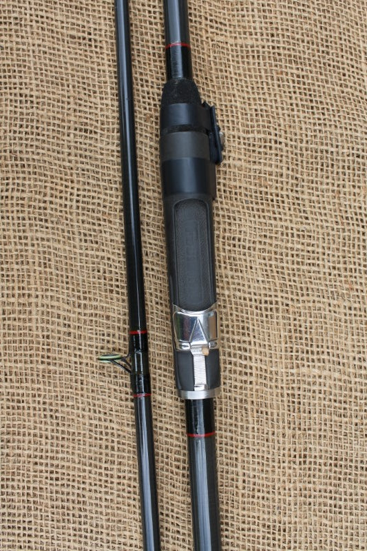 1 x Simpsons Of Turnford Kevin Maddocks Carbon Formula 1 Old School Carp Fishing Rod. Early 1990s.